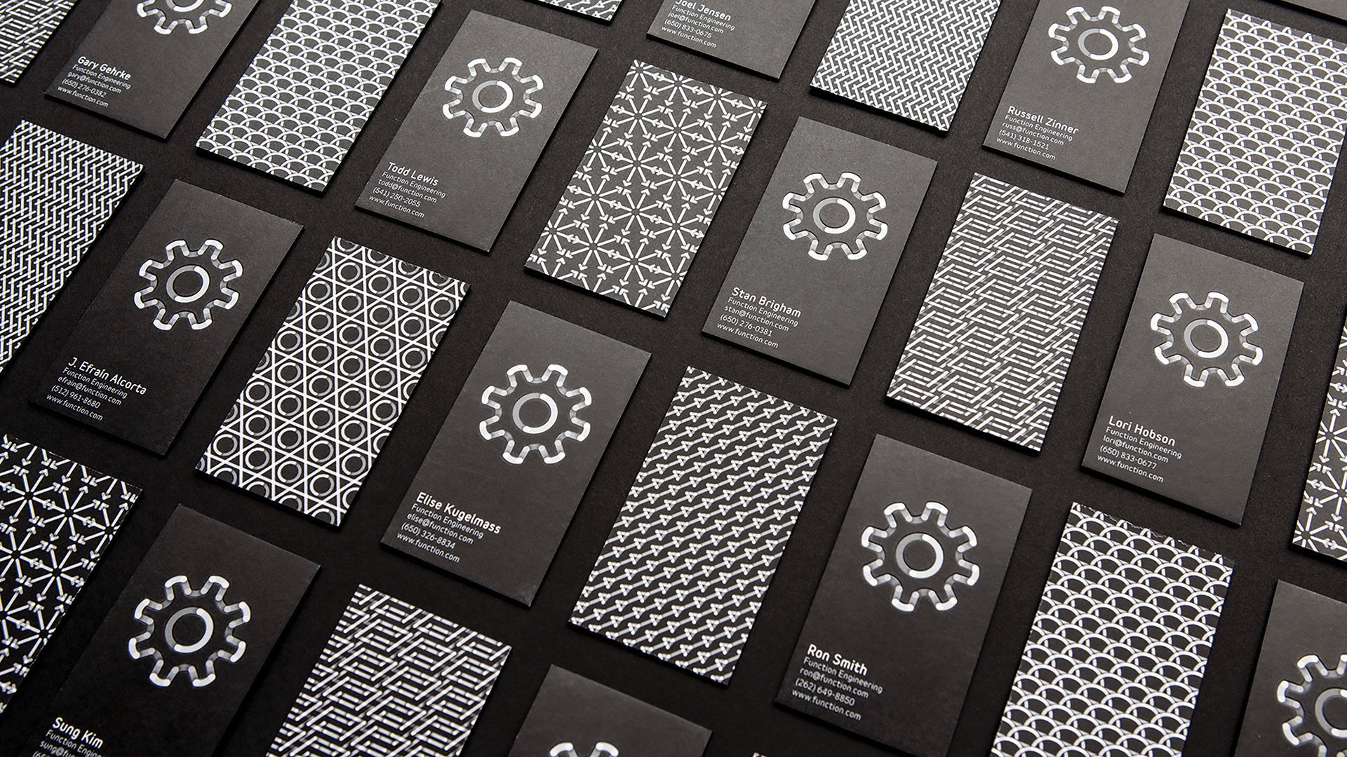 Surface covered with presentation cards filled with line patterns made from hinge motifs.
